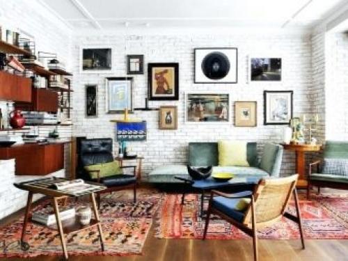 Белая кирпичная стена на кухне. В разных помещениях