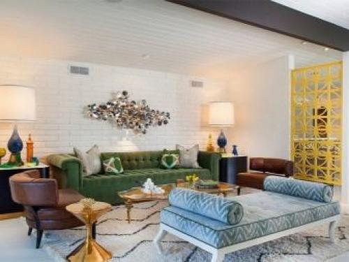 Белая кирпичная стена на кухне. В разных помещениях