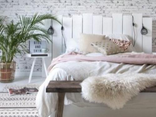 Белая кирпичная стена на кухне. В разных помещениях