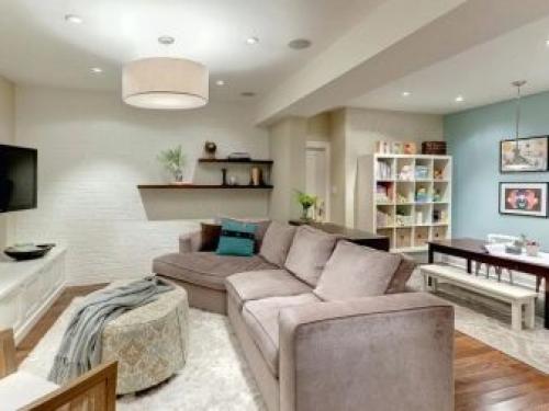 Белая кирпичная стена на кухне. В разных помещениях