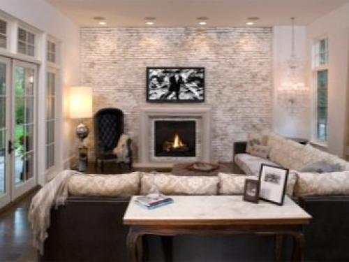 Белая кирпичная стена на кухне. В разных помещениях