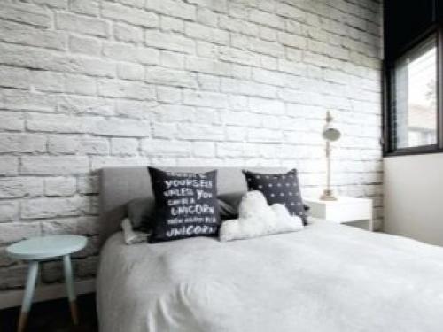 Белая кирпичная стена на кухне. В разных помещениях