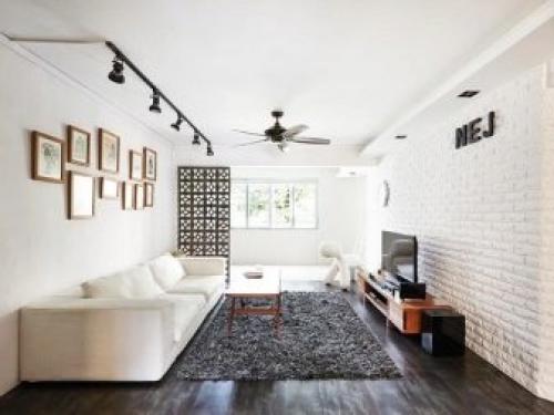 Белая кирпичная стена на кухне. В разных помещениях