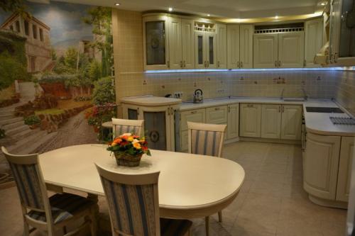 Современные дизайнерские столы. Обеденный стол для кухни — фото самых практичных и красивых столов с оригинальным дизайном. Обзор моделей и производителей 2021 года