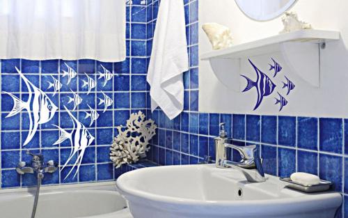 Как установить наклейки для плитки для ванной комнаты. 8 интересных вариантов наклеек на плитку в ванной