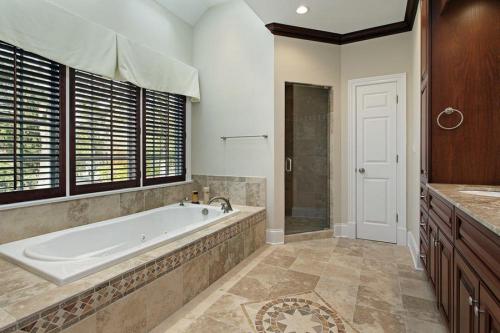 Какие факторы следует учитывать при выборе плитки для ванной