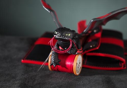 Как проверить натуральную кожу зажигалкой. Как отличить натуральную кожу от кожзама