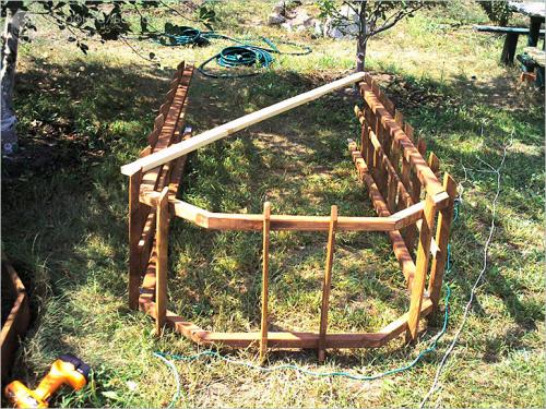 Как построить фундамент для садовой арки. Этапы изготовления