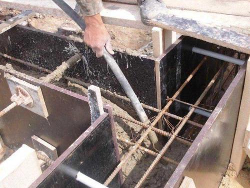 Как правильно выбрать марку бетона для ленточного фундамента. Критерии выбора марки бетона под заливку ленты фундамента 01