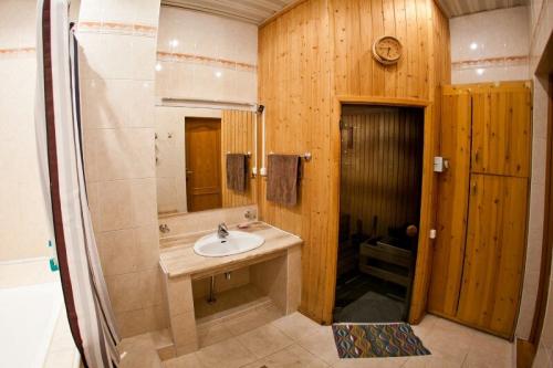 Какие размеры и формы керамической плитки наиболее популярны для ванной комнаты