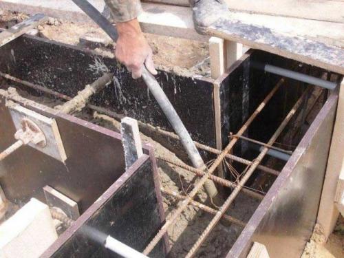 Марка бетона для фундамента забора. Какой бетон лучше использовать при заливке фундамента?