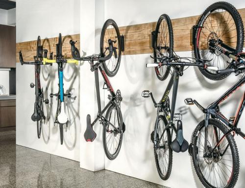Как повесить велосипед на стену