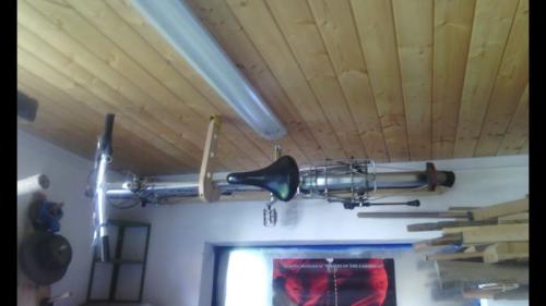 Приспособления для хранения велосипеда. Как сделать крепление велосипеда на стену