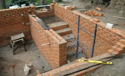 Строительство погреба в частном доме. Особенности выбора материалов для возведения стен погреба