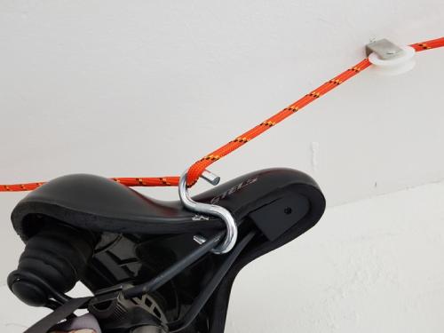 Хранение велосипеда на потолке. Крепление велосипеда к потолку своими руками