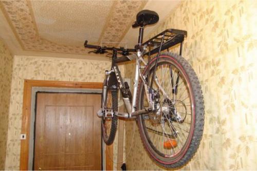 Где хранить велосипед в хрущевке. Где хранить велосипед в маленькой квартире