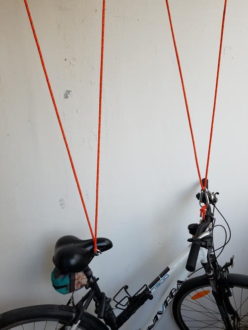 Хранение велосипеда на потолке. Крепление велосипеда к потолку своими руками