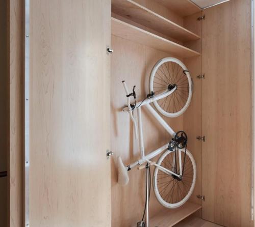 Шкаф для велосипеда в квартире. Где хранить велосипед в маленькой квартире