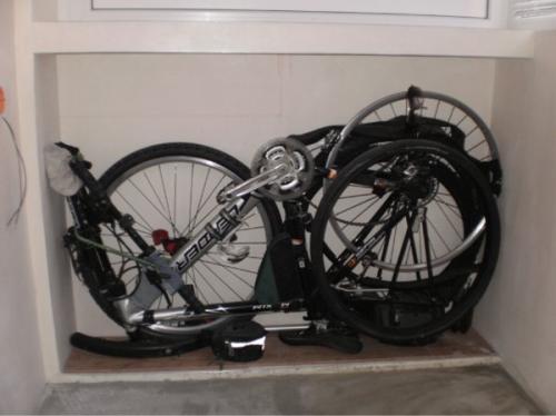 Хранение велосипеда в маленькой квартире. Где хранить велосипед в маленькой квартире