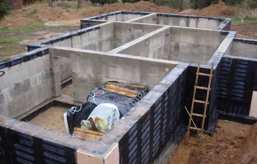 Какие особенности проектирования и строительства монолитного фундамента с подвалом следует учитывать при строительстве дома на сложном рельефе местности. Этапы строительства фундамента для дома с подвалом