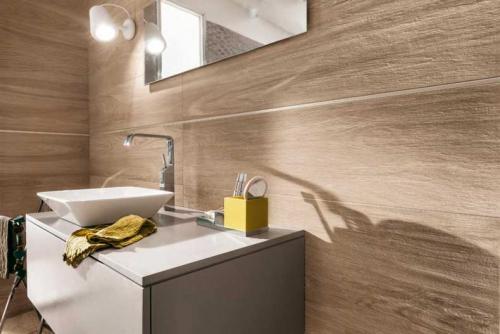 Плитка под дерево в маленькой ванной. Плитка под дерево в ванной: правила выбора и укладки. ТОП-115 фото лучших вариантов отделки туалета и санузла кафелем под дерево