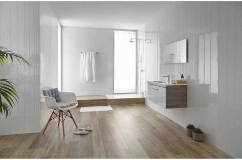 Плитка под дерево в маленькой ванной. Плитка под дерево в ванной: правила выбора и укладки. ТОП-115 фото лучших вариантов отделки туалета и санузла кафелем под дерево