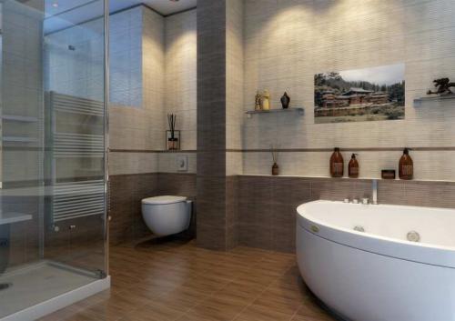 Плитка под дерево в маленькой ванной. Плитка под дерево в ванной: правила выбора и укладки. ТОП-115 фото лучших вариантов отделки туалета и санузла кафелем под дерево