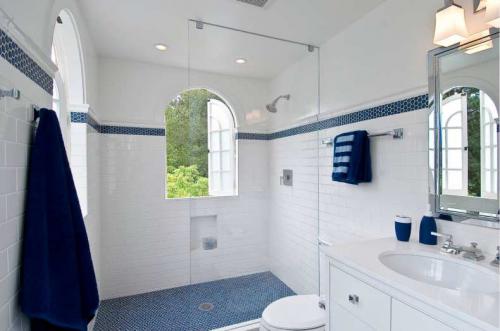 Белая плитка в ванной комнате: интересные идеи декора, 200 фото. Особенности применения белого кафеля в дизайне интерьера