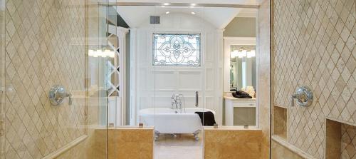 Декор для ванной комнаты на стену из плитки. Какой декор кафельной плитки можно использовать в ванной комнате 12