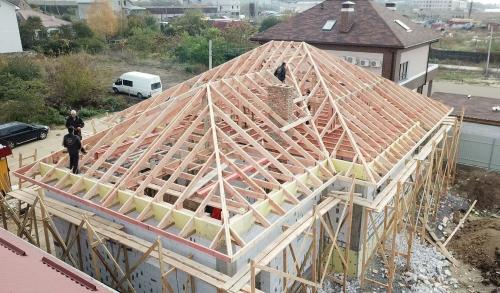 Стройте четырехскатную крышу своими руками: простой и экономичный способ 17