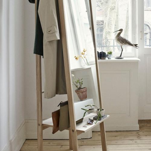 Какие функции могут быть реализованы в круглом настенном зеркале в раме.  №1. Выбираем тип зеркала для прихожей