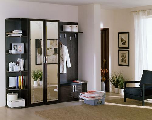 Какие функции могут быть реализованы в круглом настенном зеркале в раме.  №1. Выбираем тип зеркала для прихожей