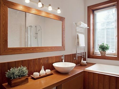 Круглые зеркала для ванной комнаты: современный и функциональный дизайн 11 Круглые зеркала для ванной комнаты: современный и функциональный дизайн 11