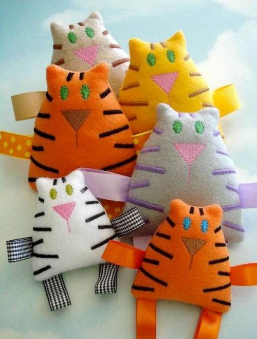 Как сделать поделки из ткани на новый год. Мягкие новогодние игрушки из ткани своими руками 14 Как сделать поделки из ткани на новый год. Мягкие новогодние игрушки из ткани своими руками 14