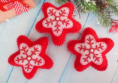 Как сделать поделки из ткани на новый год. Мягкие новогодние игрушки из ткани своими руками 06 Как сделать поделки из ткани на новый год. Мягкие новогодние игрушки из ткани своими руками 06