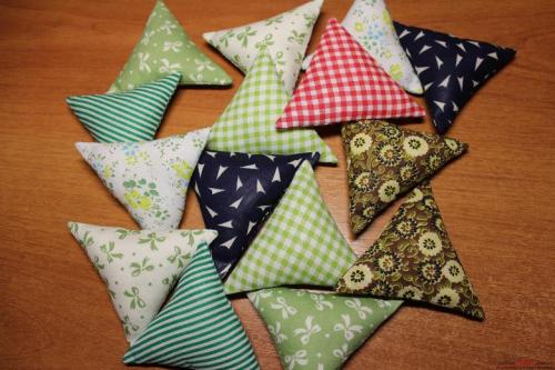 Как сделать поделки из ткани на новый год. Мягкие новогодние игрушки из ткани своими руками 17 Как сделать поделки из ткани на новый год. Мягкие новогодние игрушки из ткани своими руками 17