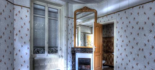 Особенности зеркала настенного полукруглого с подсветкой 110х55 02