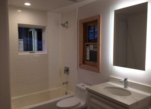 Особенности зеркала настенного полукруглого с подсветкой 110х55 03