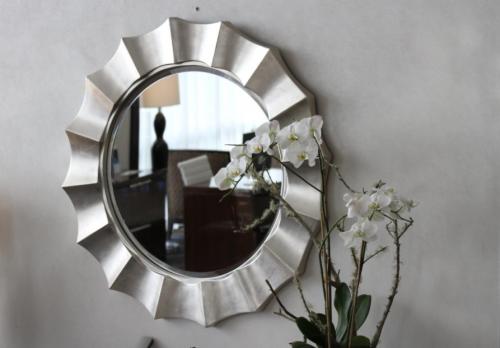 Особенности зеркала настенного полукруглого с подсветкой 110х55 05