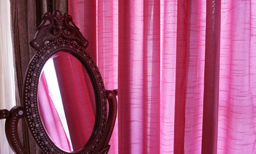 Особенности зеркала настенного полукруглого с подсветкой 110х55 06