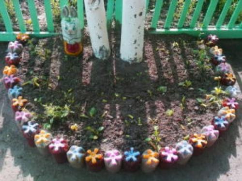 Поделки на клумбу из пластиковых бутылок. Как из пластиковых бутылок сделать клумбу