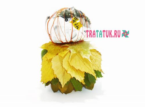 Сова из бутылки и листьев. Сова из листьев: яркая объемная поделка своими руками