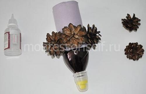 Как приклеить шишки к пластиковой бутылке. Ежик из шишек и бутылки