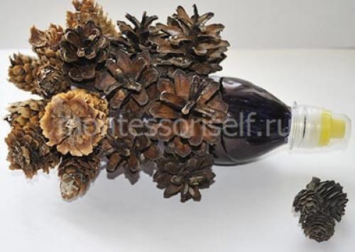 Как приклеить шишки к пластиковой бутылке. Ежик из шишек и бутылки