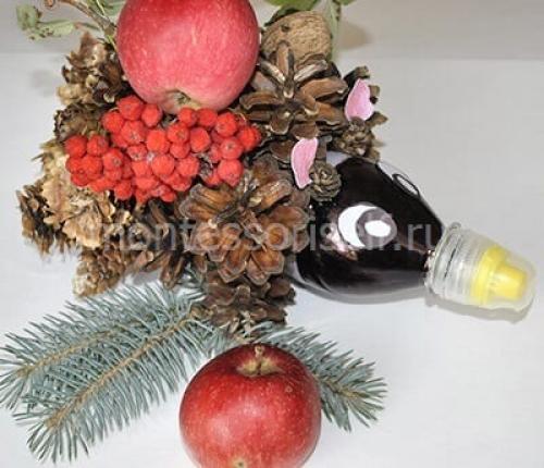 Как приклеить шишки к пластиковой бутылке. Ежик из шишек и бутылки