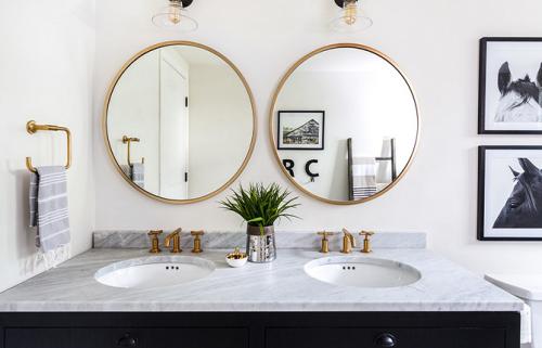 Можно ли использовать круглое зеркало с деревянной рамой в небольшом помещении. Нюансы выбора аксессуаров