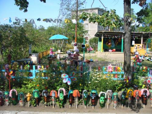 Поделки на клумбу из пластиковых бутылок. Клумба из бутылок — мастер-класс изготовления оригинальных клумб. 120 фото оформления клумбы при помощи пластика