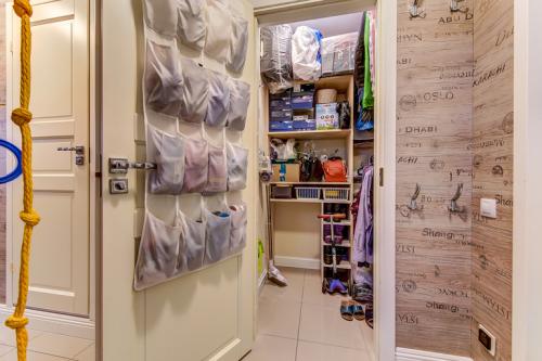 Как организовать пространство в однокомнатной квартире для четверых, чтобы всем было комфортно. В однушке вчетвером?! Как?