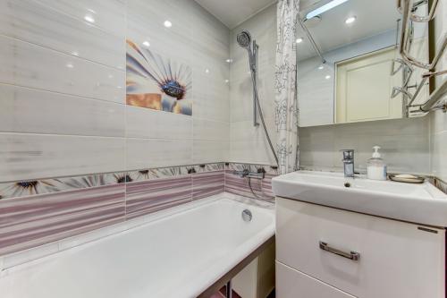 Как организовать пространство в однокомнатной квартире для четверых, чтобы всем было комфортно. В однушке вчетвером?! Как?