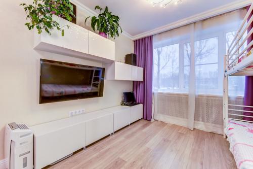 Как организовать пространство в однокомнатной квартире для четверых, чтобы всем было комфортно. В однушке вчетвером?! Как?